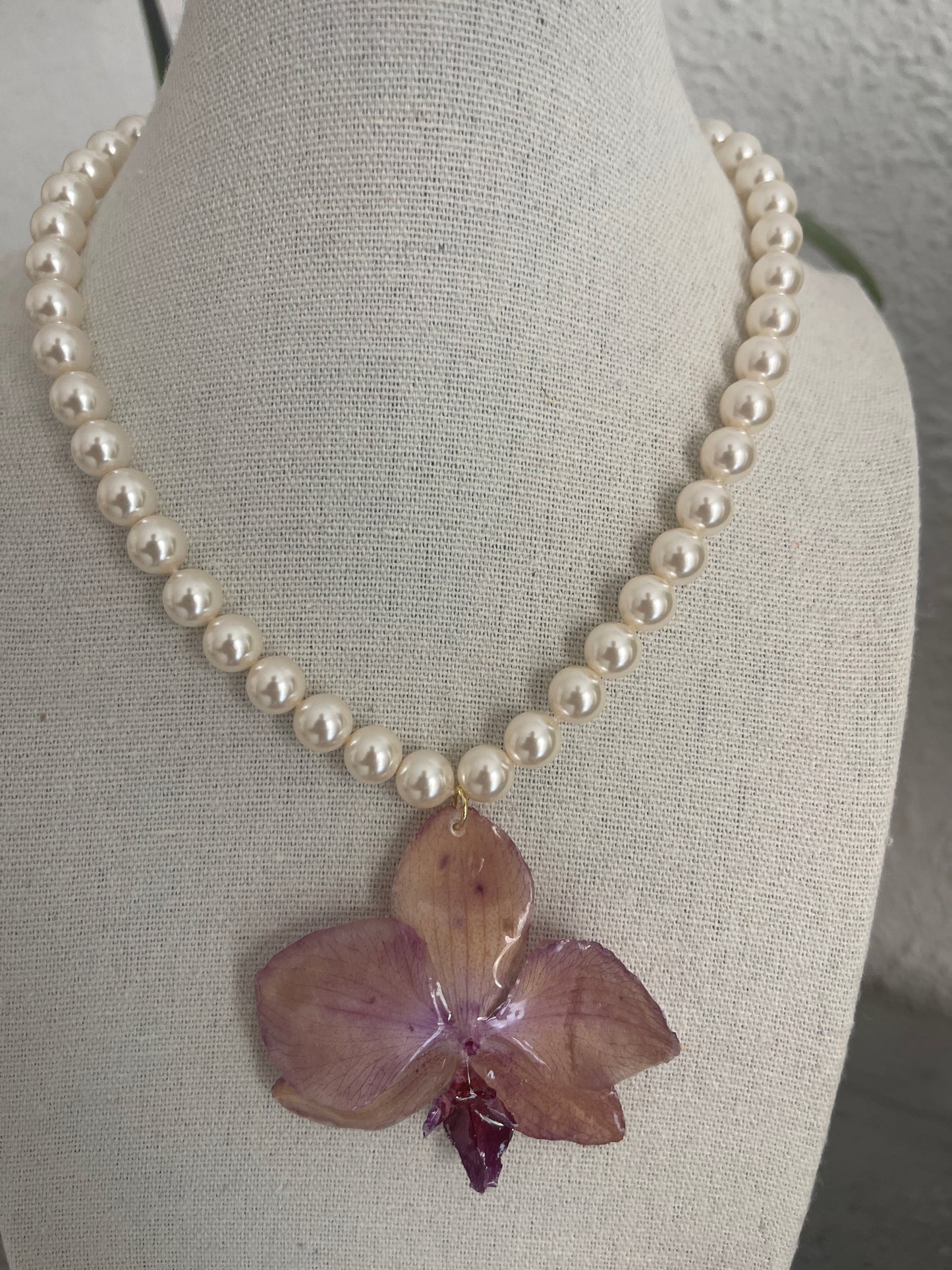 Collar de orquídeas (FLOR NATURAL) y perlas blancas