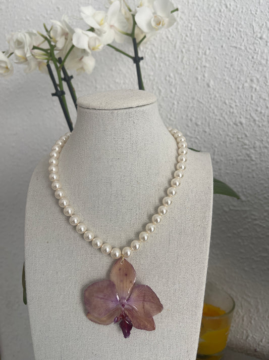 Collar de orquídeas (FLOR NATURAL) y perlas blancas